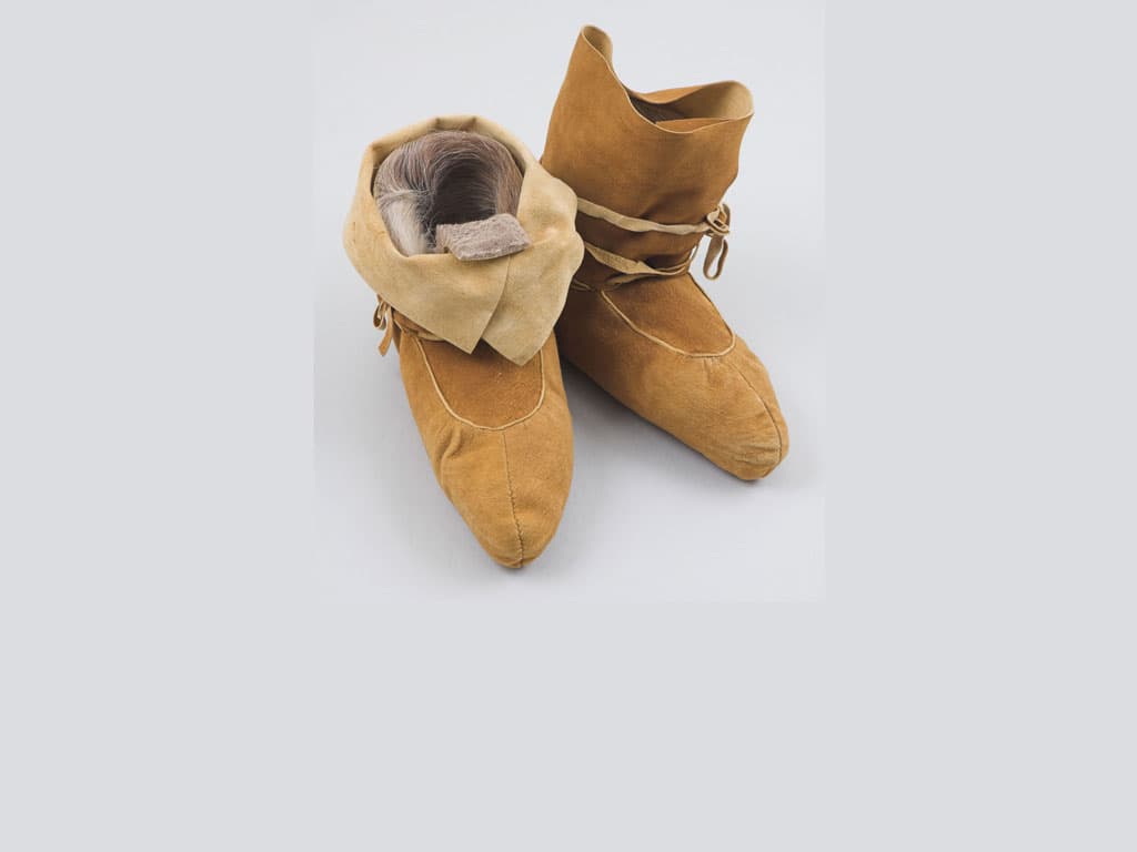 Winter moccasins with caribou skin liners - whààkeè